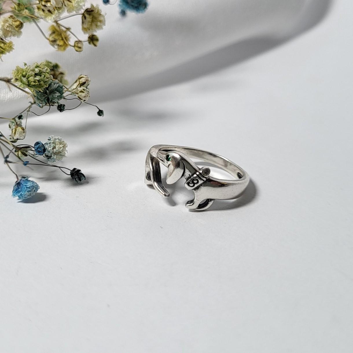 Кольцо женское Такса с зелеными глазками из серебра 925 проба р. 15-19 2,58 г (13005)