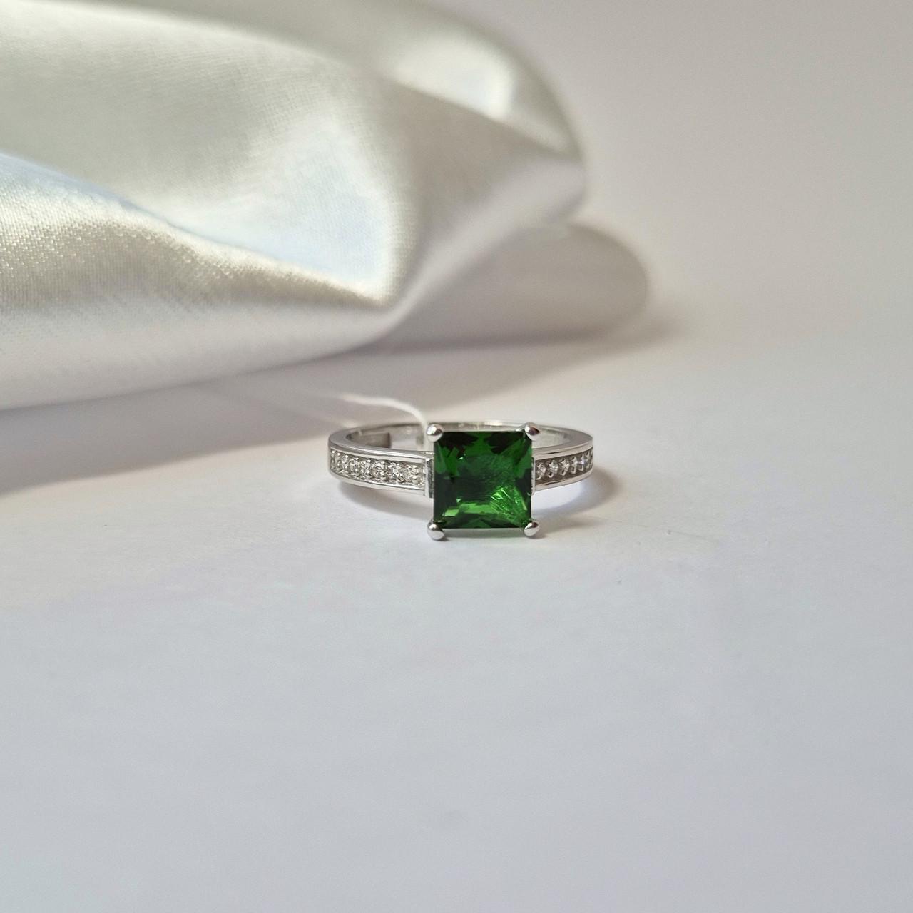 Кольцо Квадрат с зеленым камнем р. 18 925 пробы 2,72 г (439)