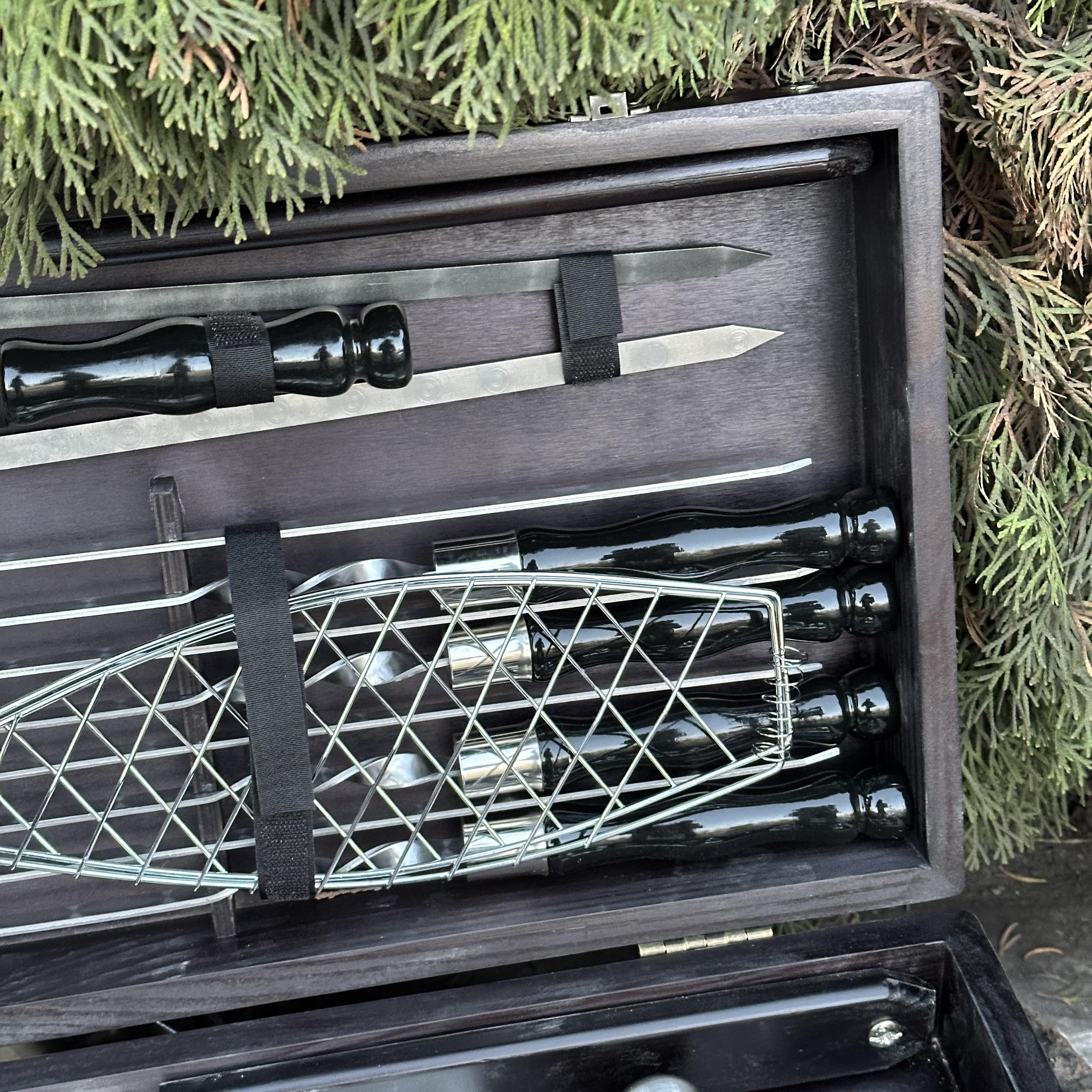 Набір шампурів з аксесуарами Mzavod Майстер Гриль із нержавіючої сталі в дерев’яному кейсі-столі 680x300x110 мм Чорний (136-17-1191610000050) - фото 11 Набір шампурів з аксесуарами Mzavod Майстер Гриль із нержавіючої сталі в дерев’яному кейсі-столі 680x300x110 мм Чорний (136-17-1191610000050) - фото 11