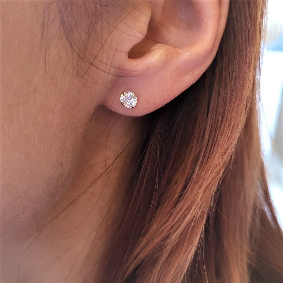 Серьги с белым камнем покрыто родием из серебра 925 проба 0,60 г (2ф/606)