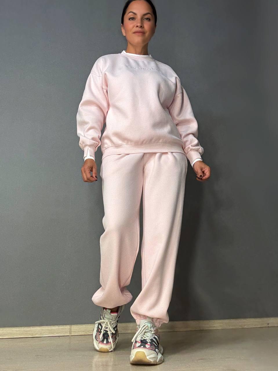 Костюм женский A-N 27063 свитшот и джоггеры оверсайз с вышивкой S Пудровый (4877)