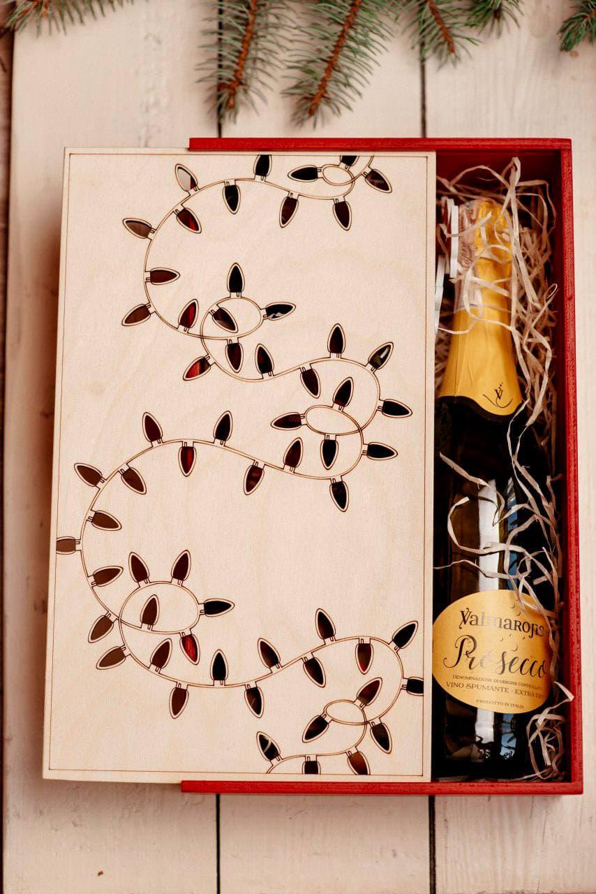 Подарункова коробка Зробив Тато Святкові вогники фарбована (BOX2003) - фото 4 Подарункова коробка Зробив Тато Святкові вогники фарбована (BOX2003) - фото 4