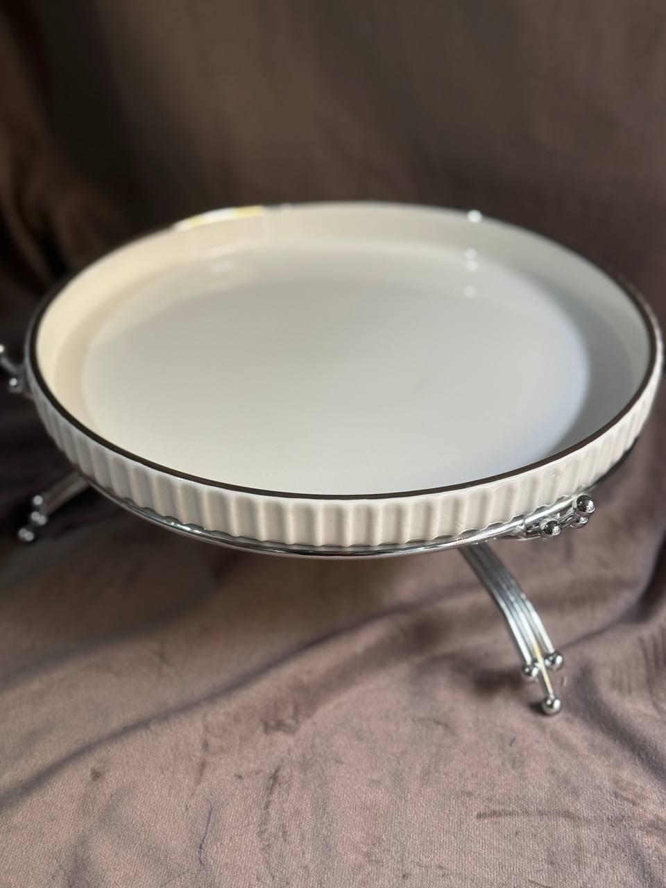 Тарелка сервировочная YIWU LB-1573S фарфоровая на металлической подставке 25 см Белый с серебряным (30101792) - фото 1 Тарелка сервировочная YIWU LB-1573S фарфоровая на металлической подставке 25 см Белый с серебряным (30101792) - фото 1