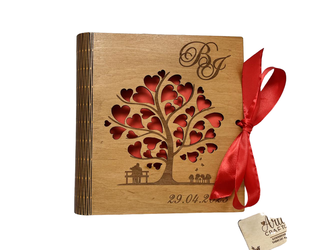 Фотоальбом в дерев'яній обкладинці з персоналізацією Дерево з серцями аркуші 22х17 см та калька Дуб (1510)