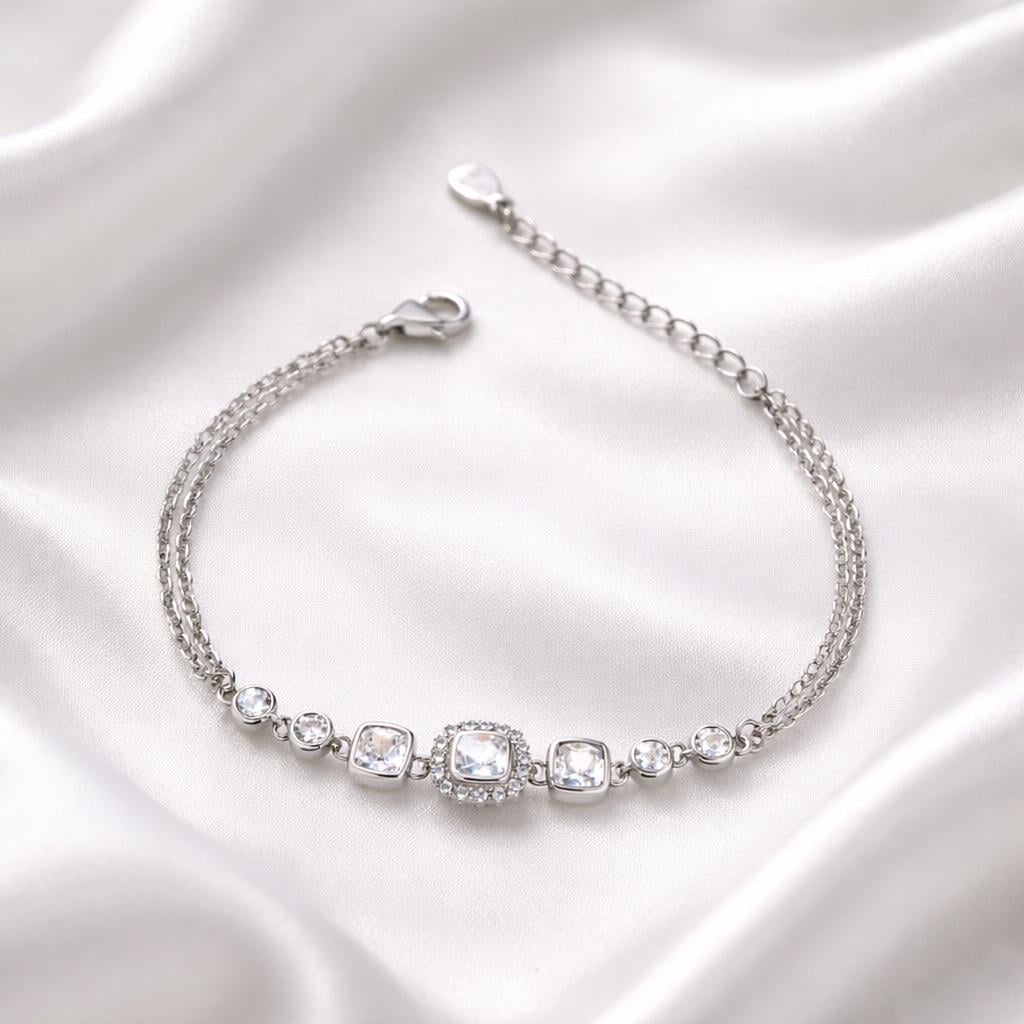 Браслет срібний з прозорими фіанітами квадратної та круглої форми і декоративною центральною вставкою р. 17-20 см