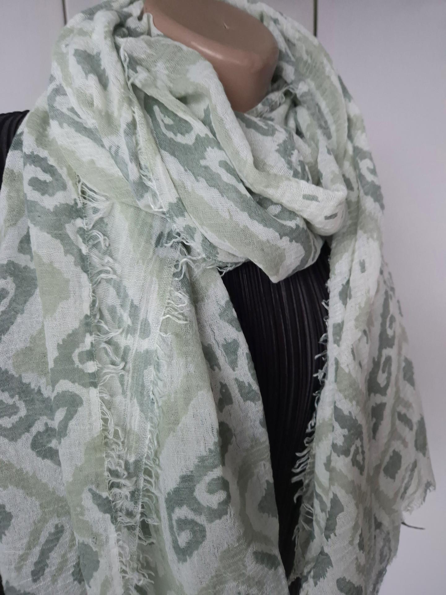 Шарф-палантин жіночий в геометричний принт весна-осінь 184х96 см Зелений (15084) - фото 8 Шарф-палантин жіночий в геометричний принт весна-осінь 184х96 см Зелений (15084) - фото 8