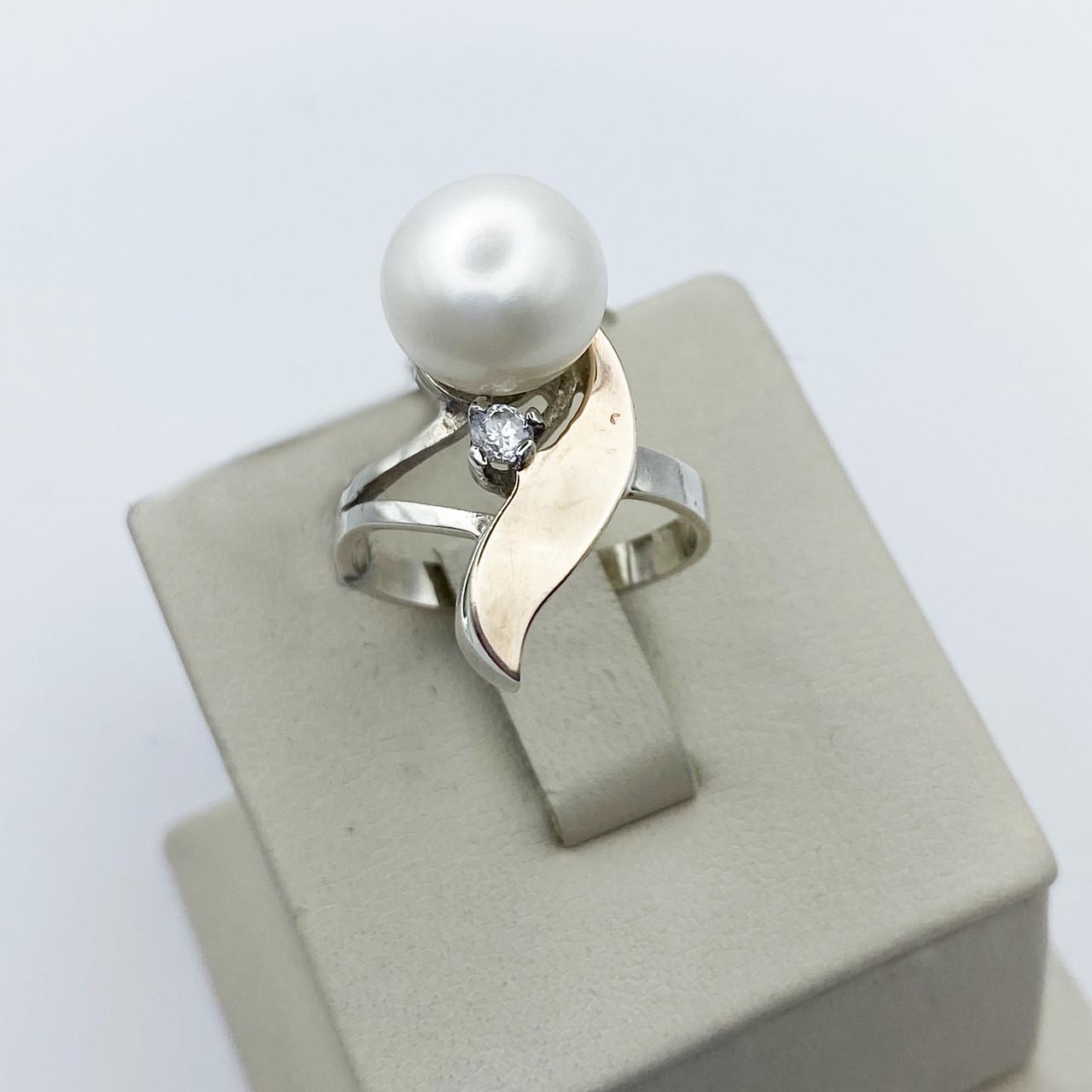 Кольцо серебряное с жемчугом и фианитом р. 18 5,55 г (1991050768)
