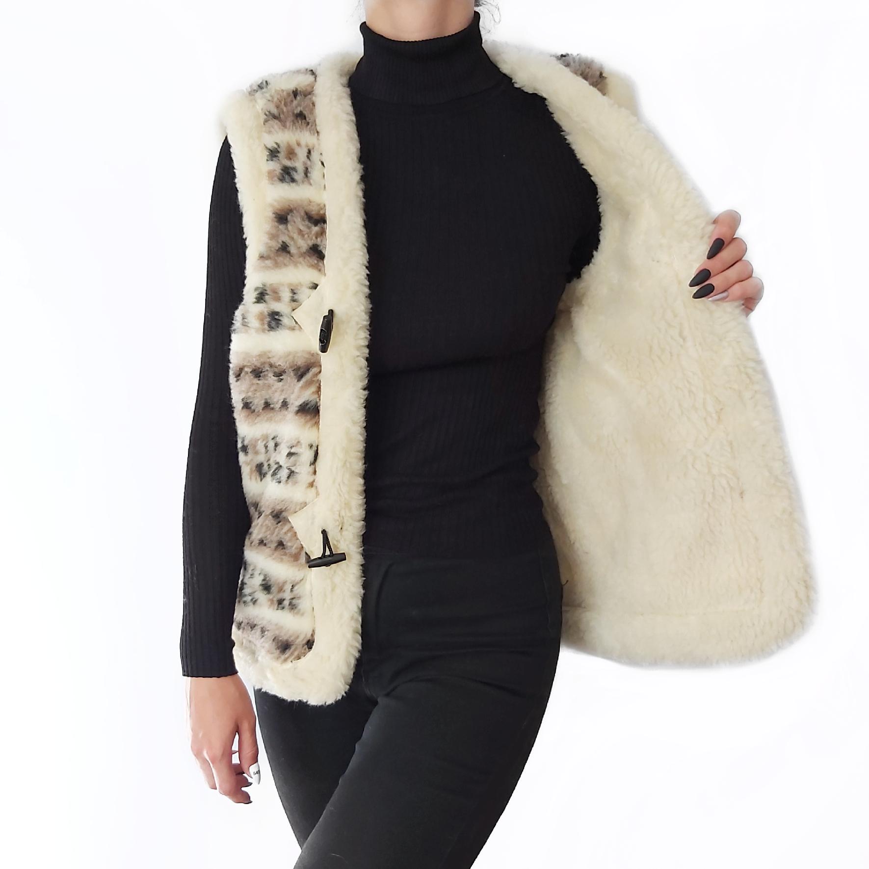 Жилетка из овчины эко-шерсть теплая Орнамент р. 54 (293) Жилетка из овчины эко-шерсть теплая Орнамент р. 54 (293)