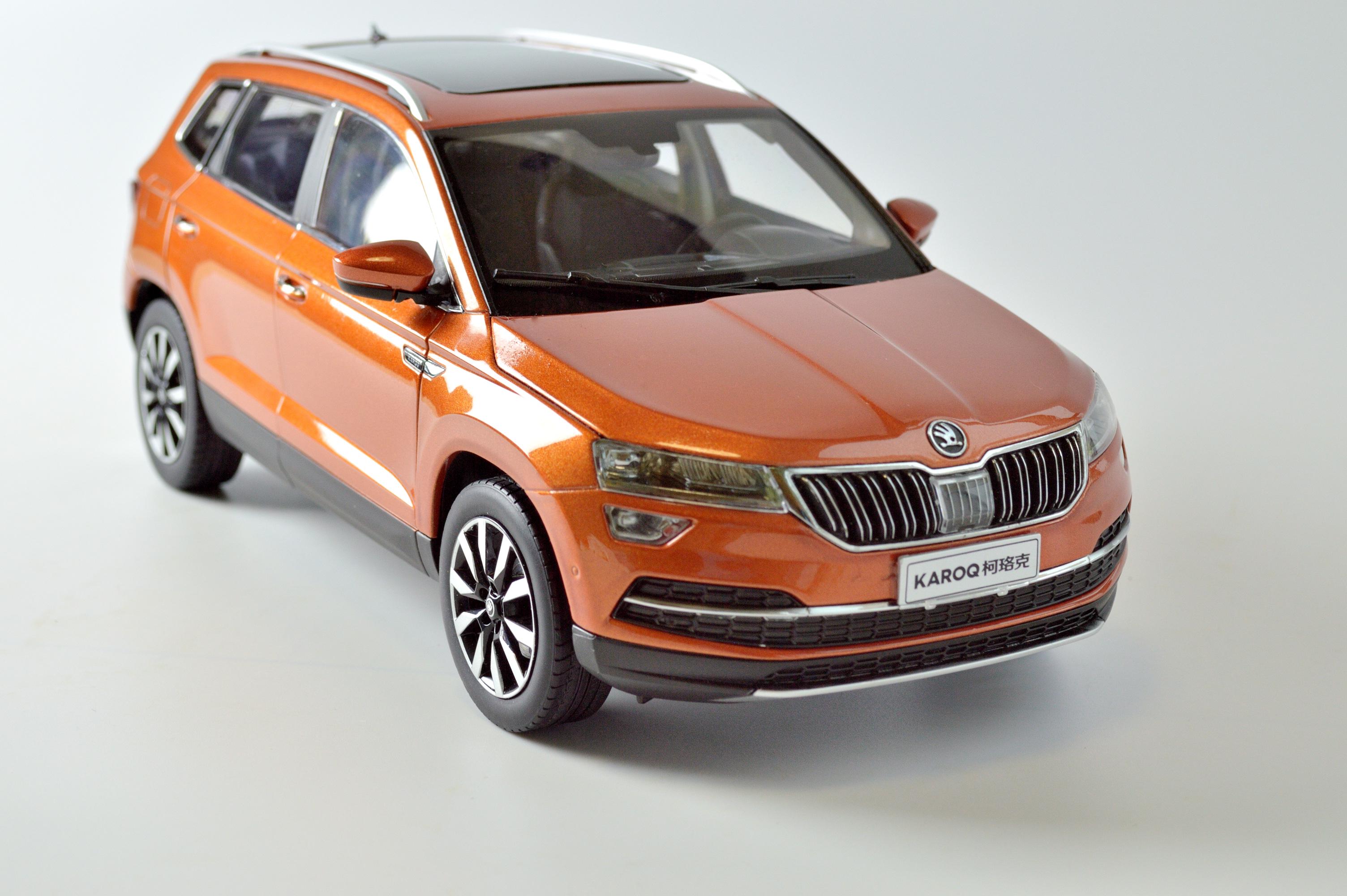 Модель автомобіля Skoda Karoq 2018 р. 1:18 Помаранчевий (2)