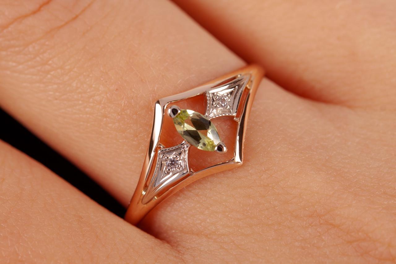 Кільце з червоного та білого золота з хризолітом (2248337164)