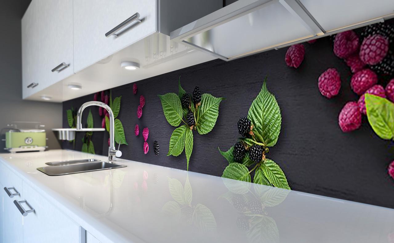 Кухонный фартук Ежевика и малина лесные ягоды из самоклеющейся виниловой пленки 65х250 см Черный