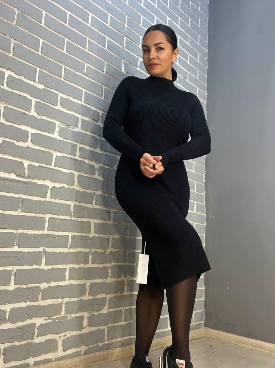 Платье женское ACCORDDREAM 2287 теплая вязка свитер рубчик воротник стойка разрезы миди р. 44-48 Черный (3089) - фото 4