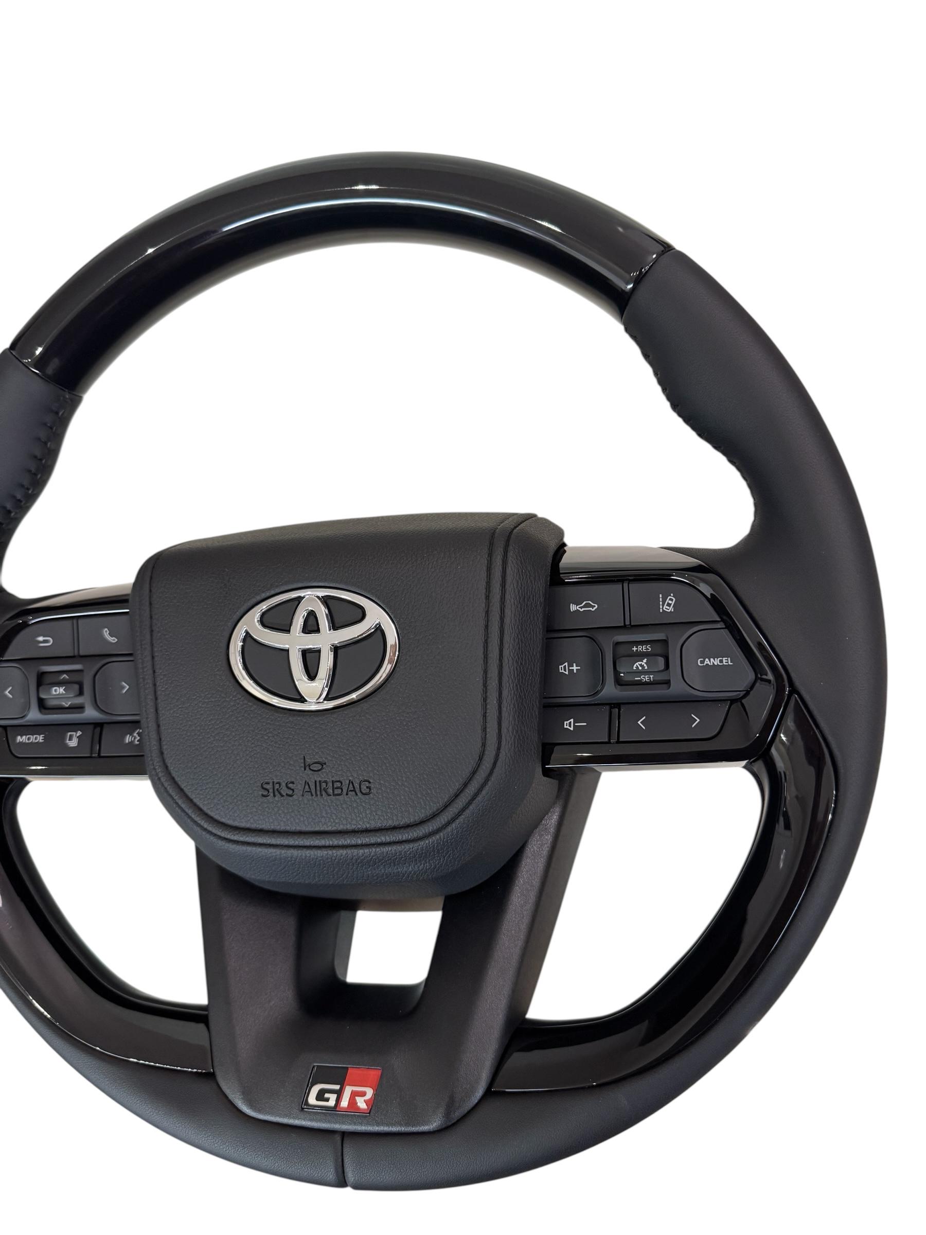 Руль для Toyota Land Cruiser 100/Prado 120 в сборе лак лакальный в стиле LC300 логотип хром (29621097) - фото 5 Руль для Toyota Land Cruiser 100/Prado 120 в сборе лак лакальный в стиле LC300 логотип хром (29621097) - фото 5