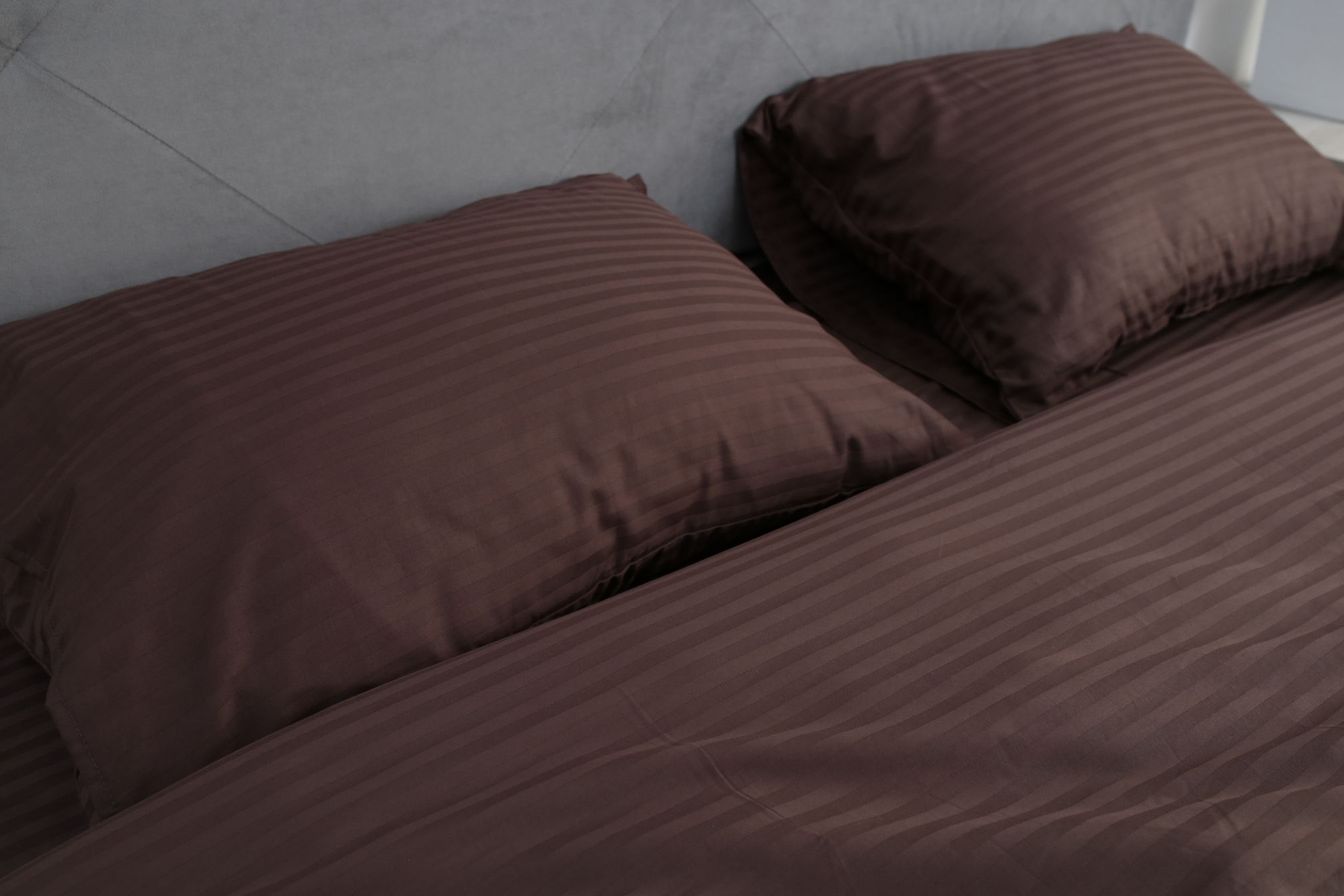 Комплект постельного белья евро Amore chocolate1420 страйп-сатин Шоколадный (KPB-Ae-STLux-chocolate1420 70x70_) - фото 4 Комплект постельного белья евро Amore chocolate1420 страйп-сатин Шоколадный (KPB-Ae-STLux-chocolate1420 70x70_) - фото 4