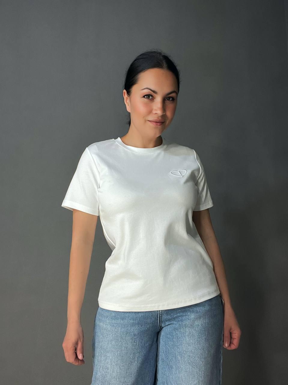 Футболка женская A-N 27040 базовая по фигуре с вышивкой сердце OS Белый (4343)