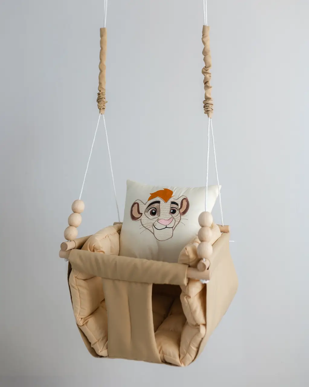 Качели подвесные Король Лев для детей от 6 месяцев 33х33х23 см нагрузкой до 40 кг