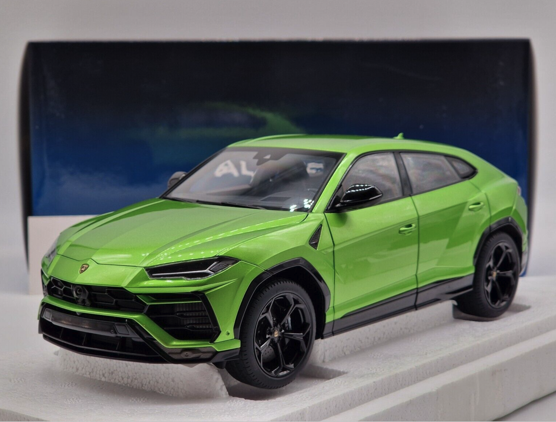 ᐉ Модель автомобиля Autoart 1:18 Lamborghini Urus Pearl Green