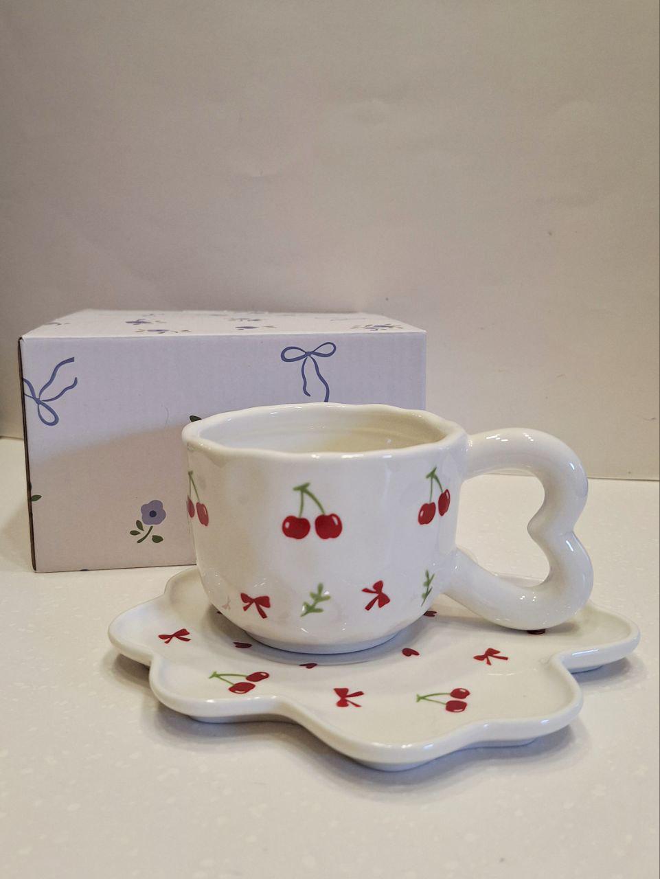 Керамическая чашка с блюдцем Вишневая любовь 250 мл (2019) Керамическая чашка с блюдцем Вишневая любовь 250 мл (2019)