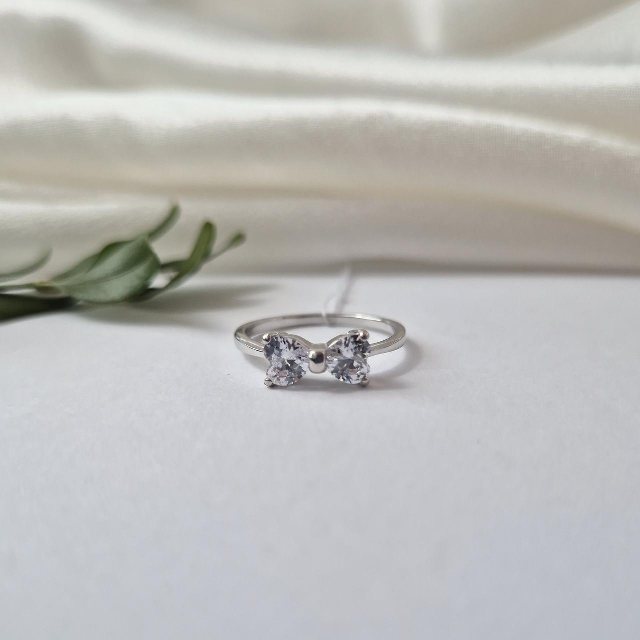 Кольцо бантик с белыми камнями серебро 925 пробы 1,60 г р. 17,0 (4978р)