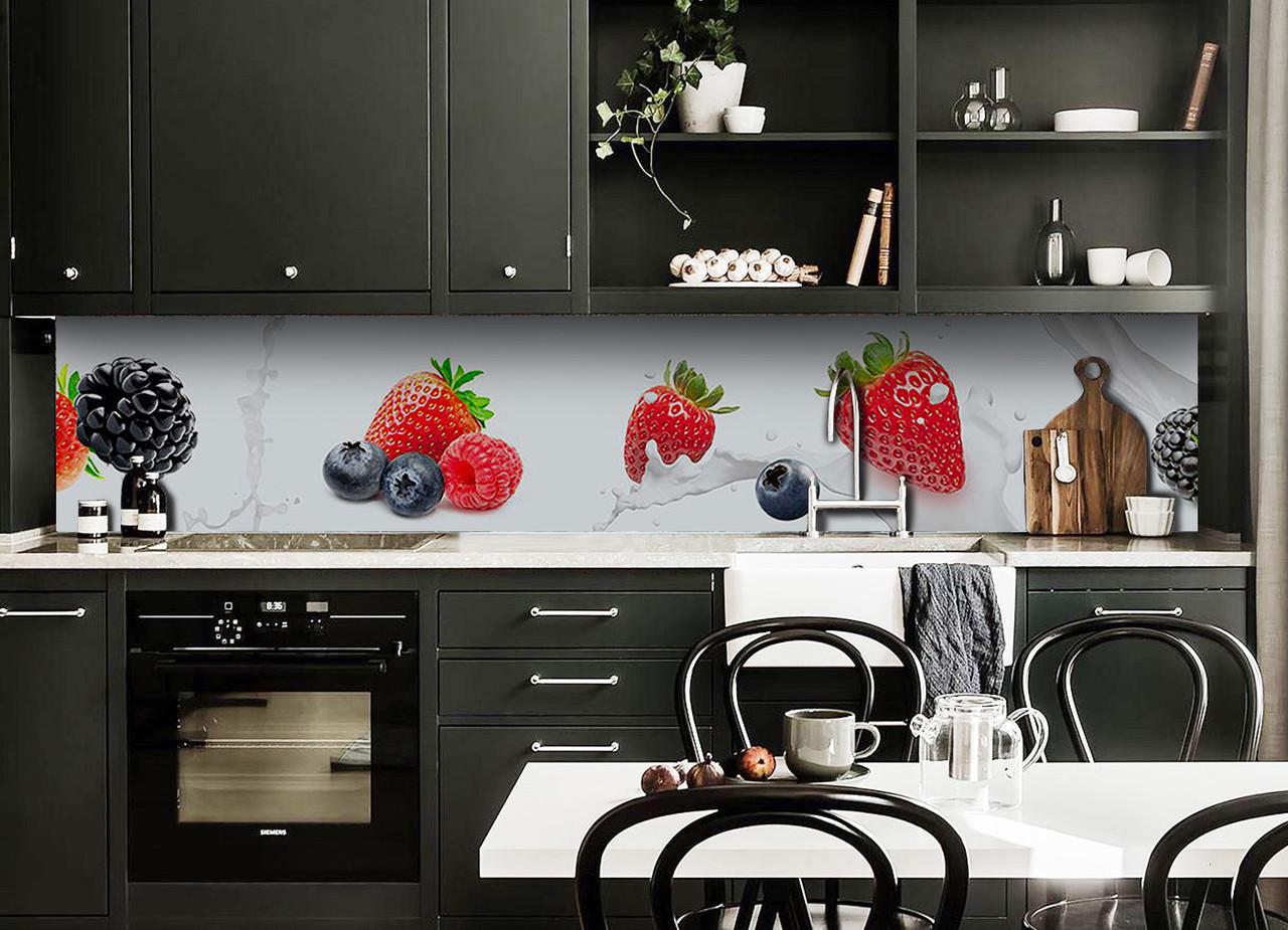 Кухонный фартук Сочные ягоды клубника малина из самоклеющейся виниловой пленки 60х300 см Белый