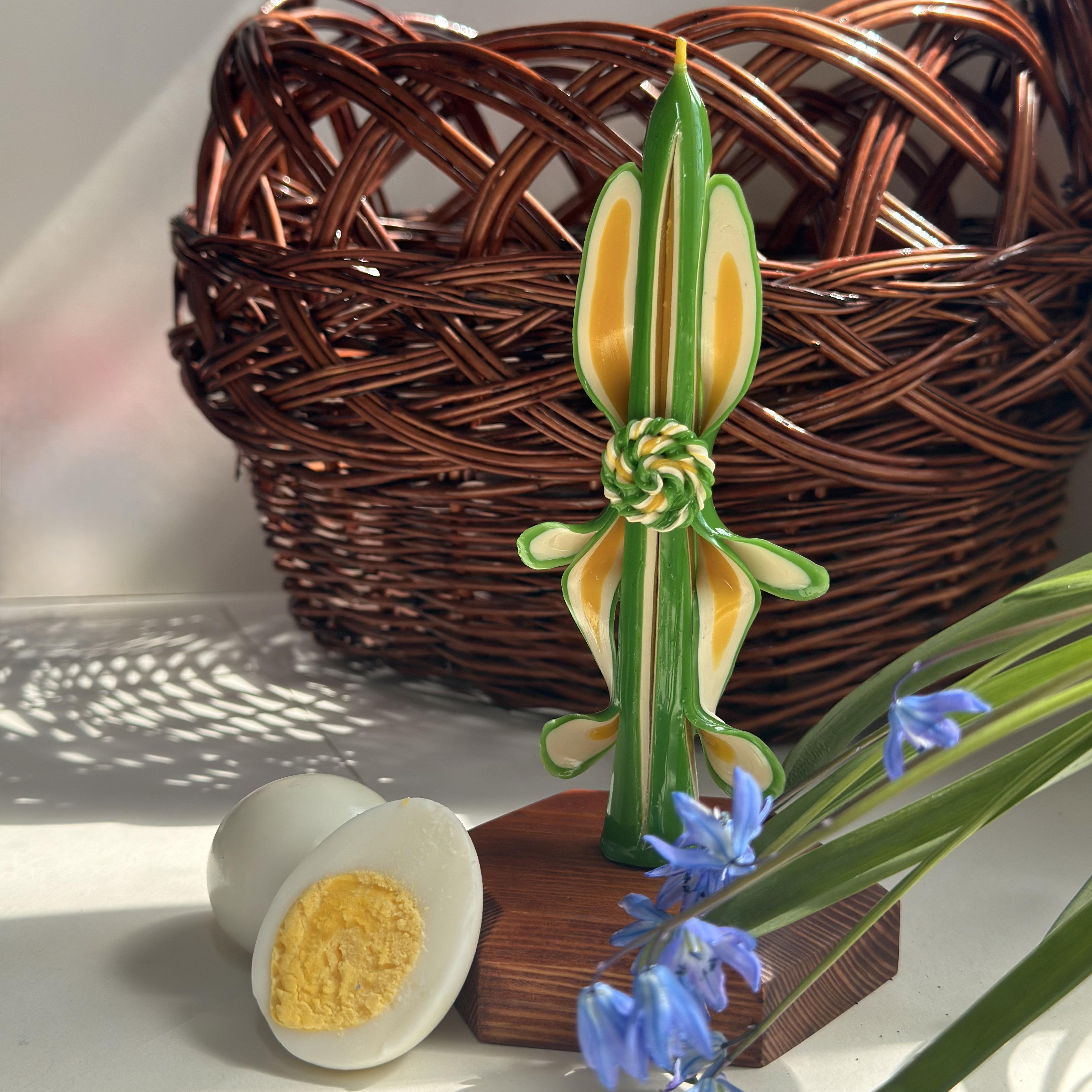 Свеча-оберег и подсвечник Пасхальный зайчик пчелиный воск ручная резьба сосновое дерево 15 см