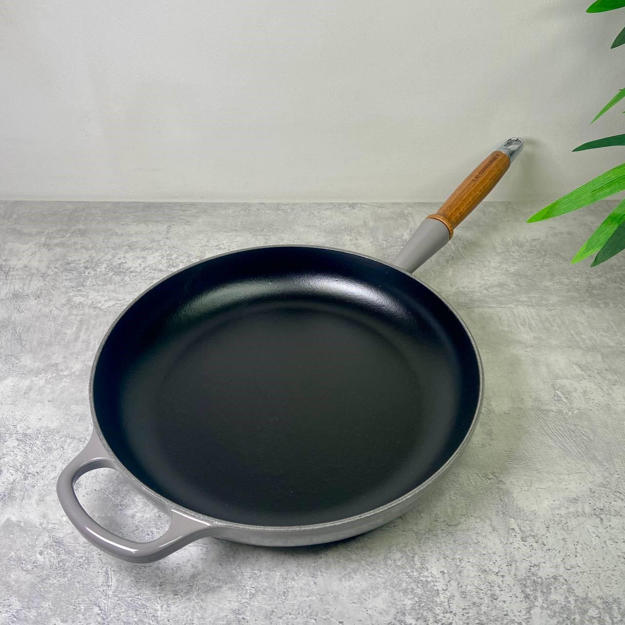 Сковорода Le Creuset Signature с деревянной ручкой 28 см Flint (20258284440422) - фото 2 Сковорода Le Creuset Signature с деревянной ручкой 28 см Flint (20258284440422) - фото 2