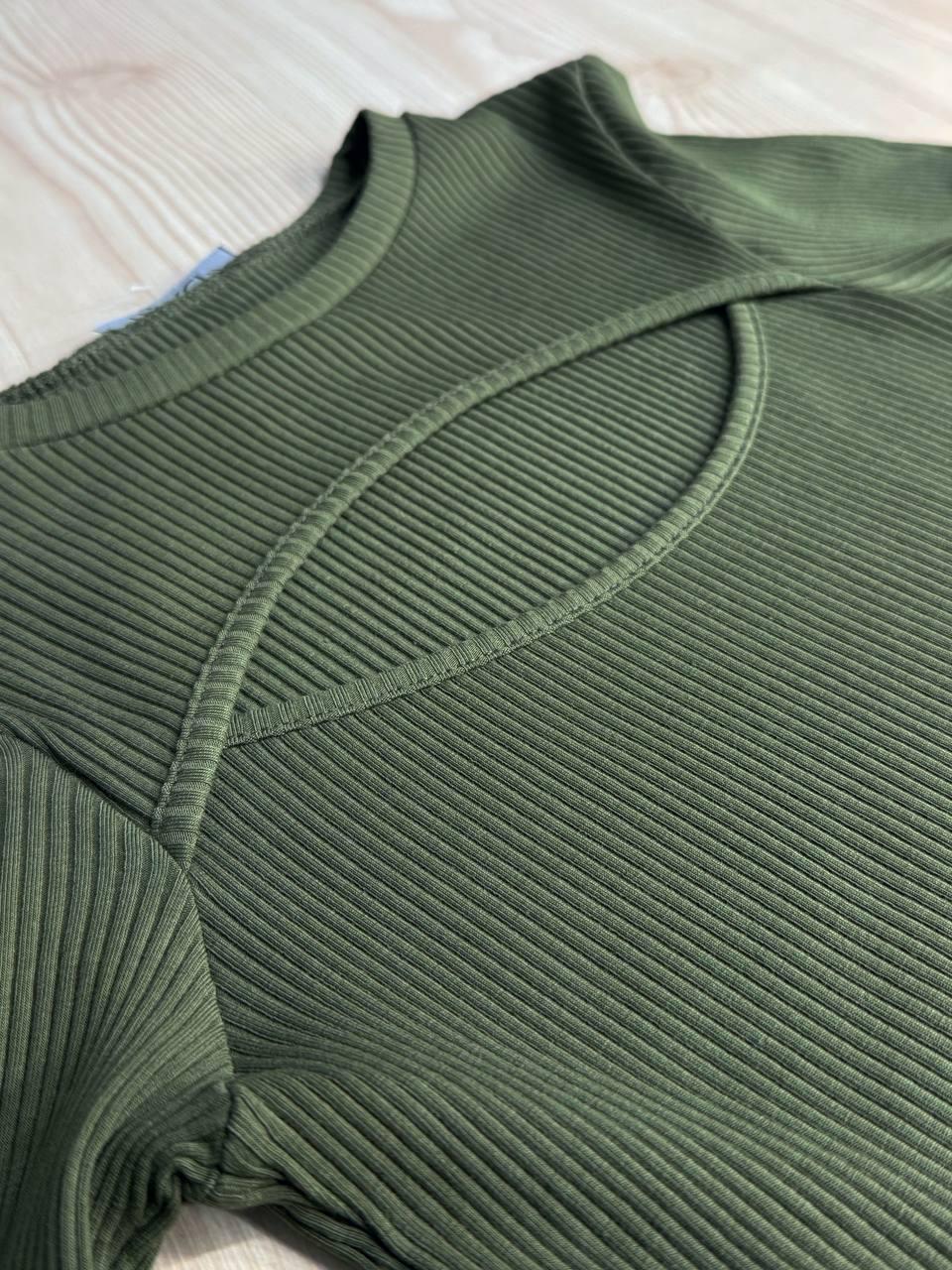 Лонгслів жіночий ITAKA 5370 гольф з акцентним вирізом на груді в рубчик OS Хакі (1173) - фото 6 Лонгслів жіночий ITAKA 5370 гольф з акцентним вирізом на груді в рубчик OS Хакі (1173) - фото 6