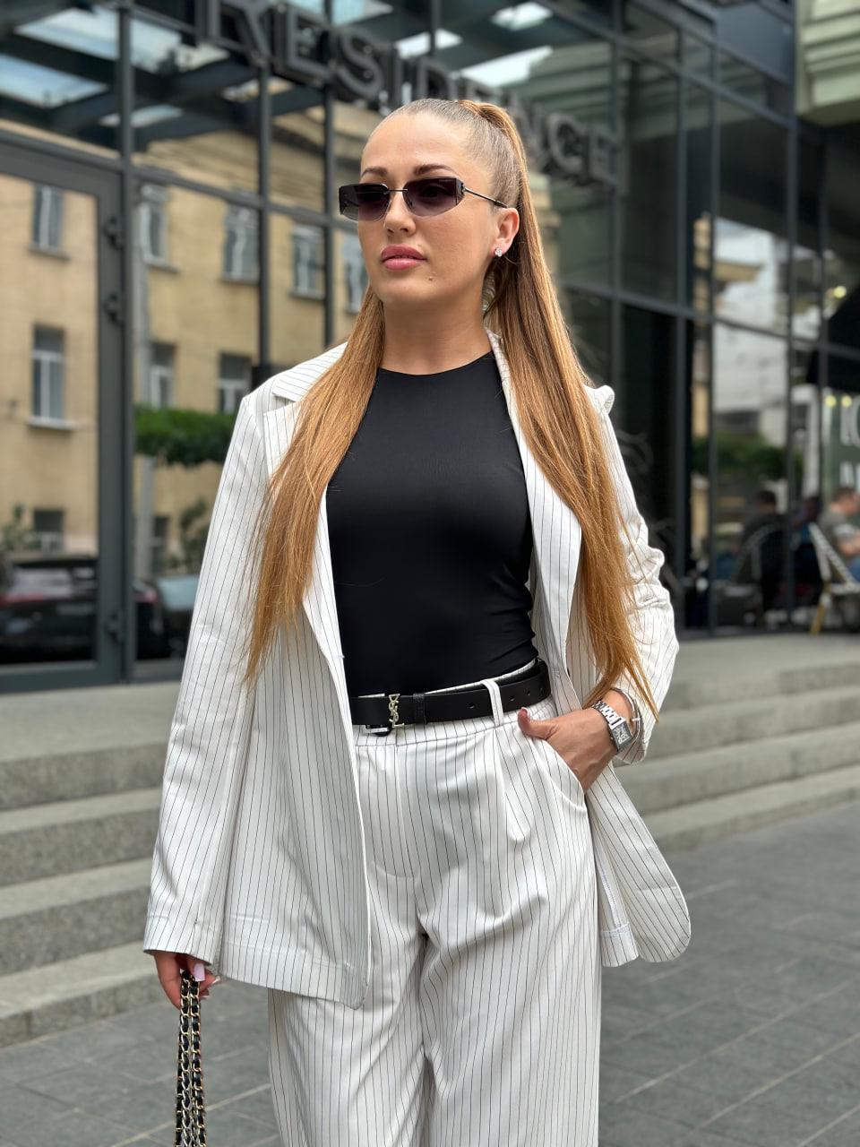 Женский костюм в полосочку пиджак и брюки L Белый - фото 7 Женский костюм в полосочку пиджак и брюки L Белый - фото 7