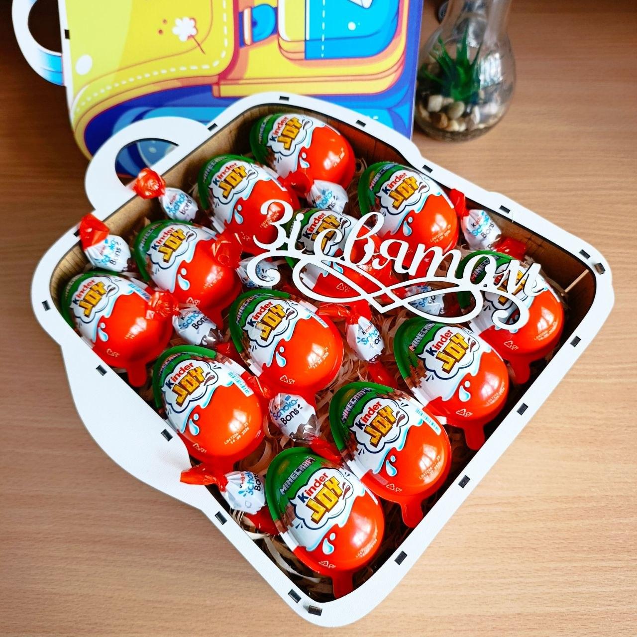 Подарочный набор с конфетами и киндерами в коробке-рюкзачке для ребенка (ar416)