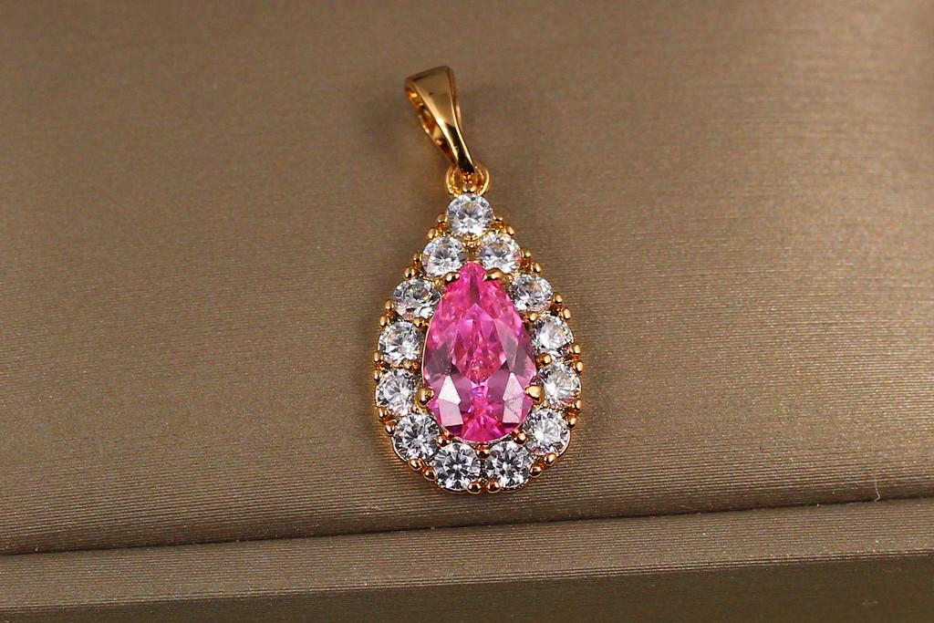 Кулон Xuping Jewelry капля с розовым фианитом в ободке из крупных камней 1,7 см Золотистый (2629125011) - фото 2 Кулон Xuping Jewelry капля с розовым фианитом в ободке из крупных камней 1,7 см Золотистый (2629125011) - фото 2