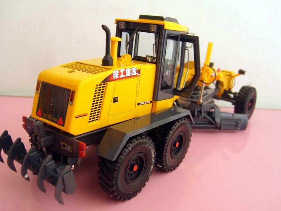 Грейдер GR 215 XсмG модель 1:32