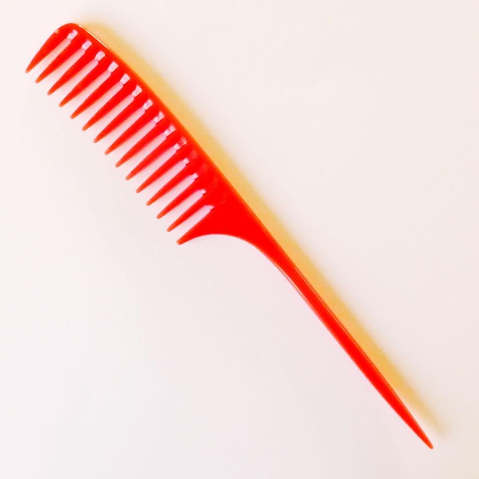 Расческа парикмахерская для прочесывания окрашенных волос ДенІС professional с хвостиком Красный (1453070589)