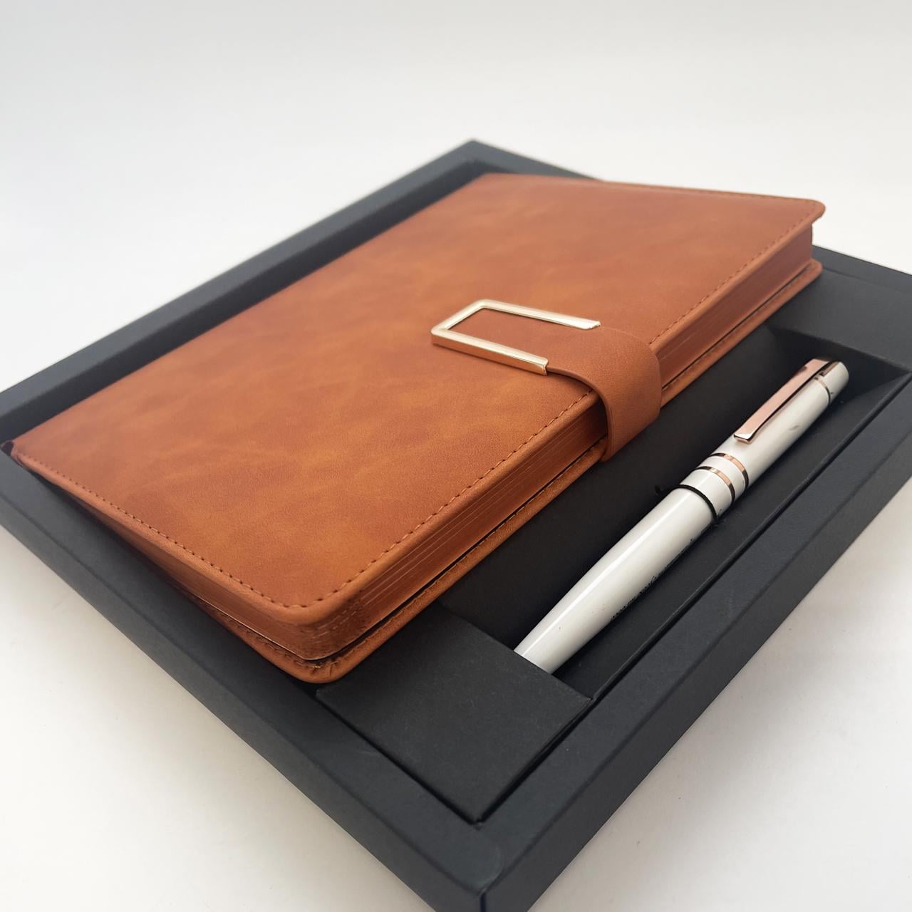 Ежедневник с застежкой и ручка с колпачком и гравировкой в подарочной упаковке Коричневый/Белый