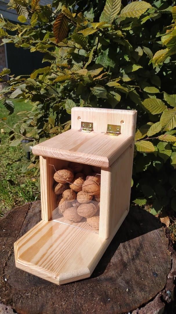 Кормушка для белок Сюрприз из древесины без краски 27х25х16 см Кормушка для белок Сюрприз из древесины без краски 27х25х16 см