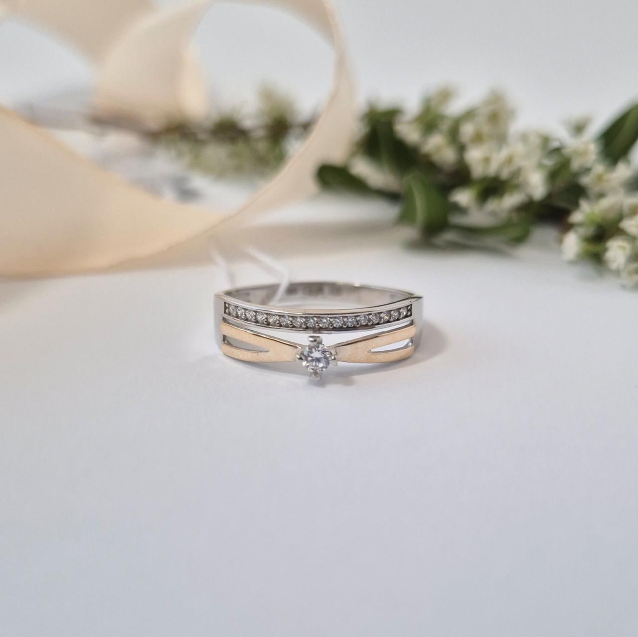 Кольцо дорожка с золотой пластиной с белыми камнями серебро 925 пробы золото 375 1,66 г р. 16 (1677к)