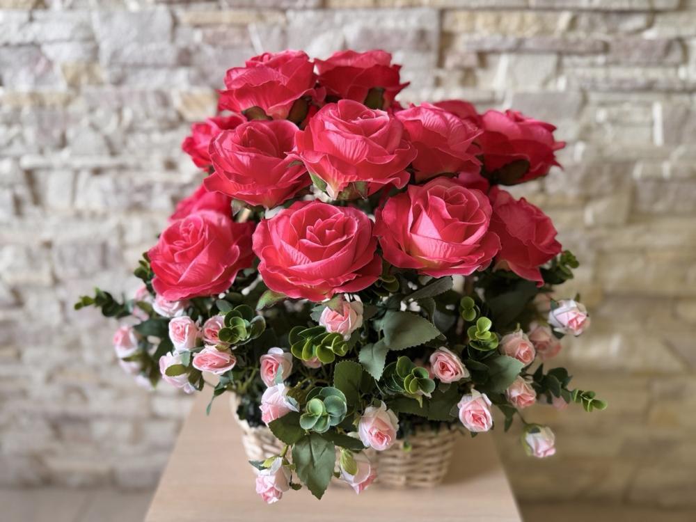 Корзина из лозы с букетом роз Пластмакс (L033) Корзина из лозы с букетом роз Пластмакс (L033)