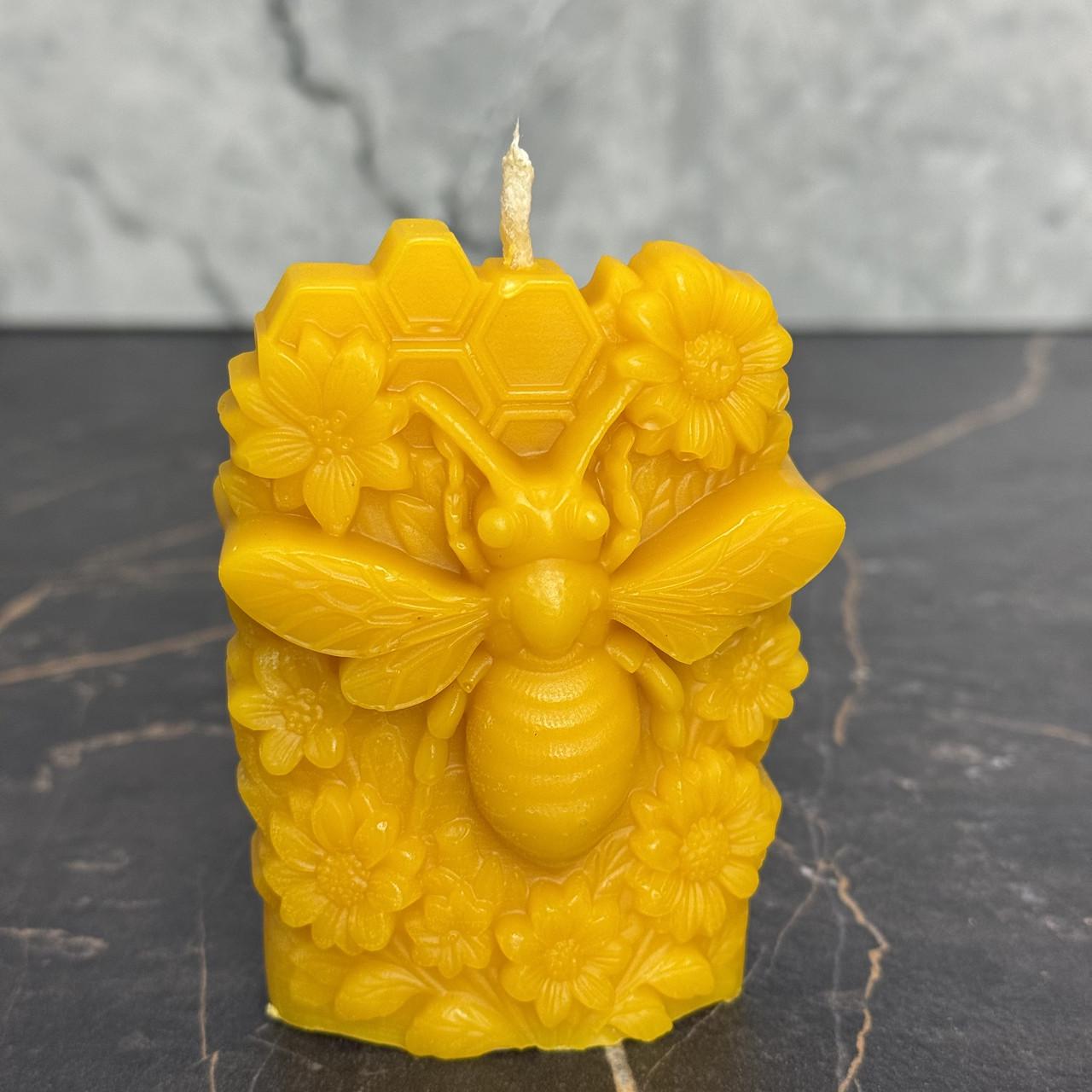 Свічка декоративна воскова Бджола на стільниках з натурального бджолиного воску 10 см