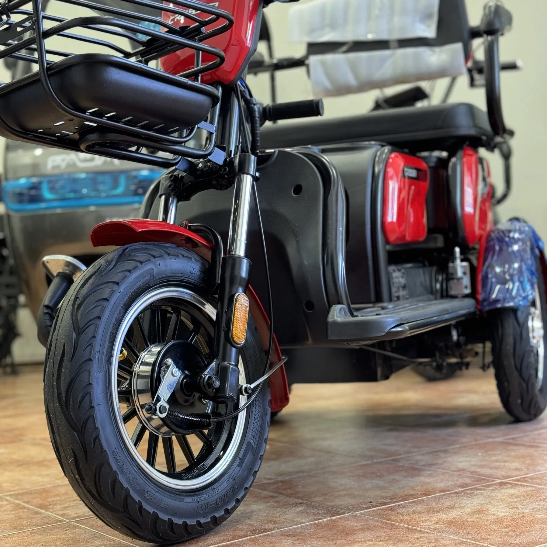 Электроскутер трехколесный Crosser TR1 750W/72V/20Ah Красный - фото 10