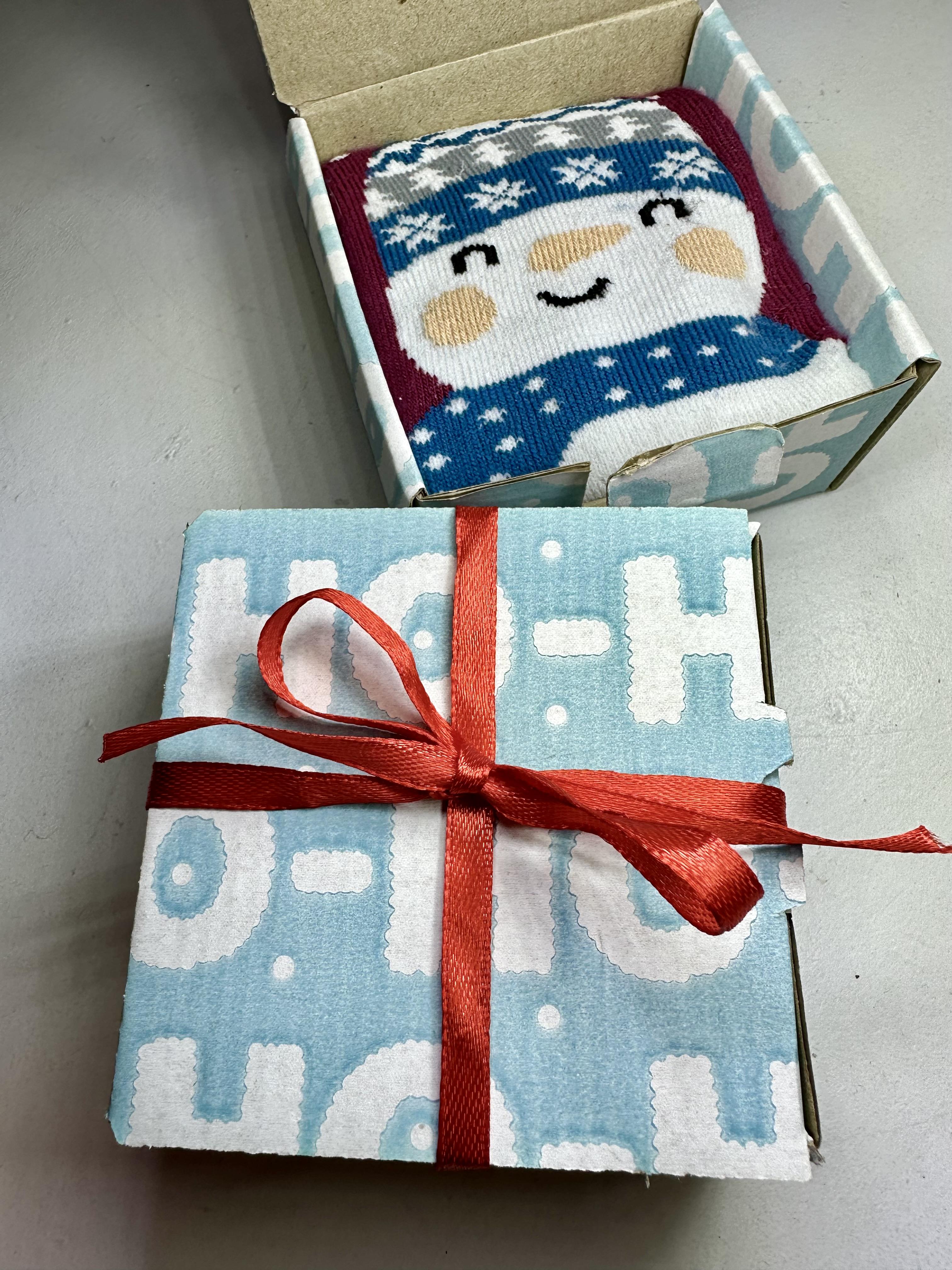 Подарунковий бокс з новорічними шкарпетками (13479315)