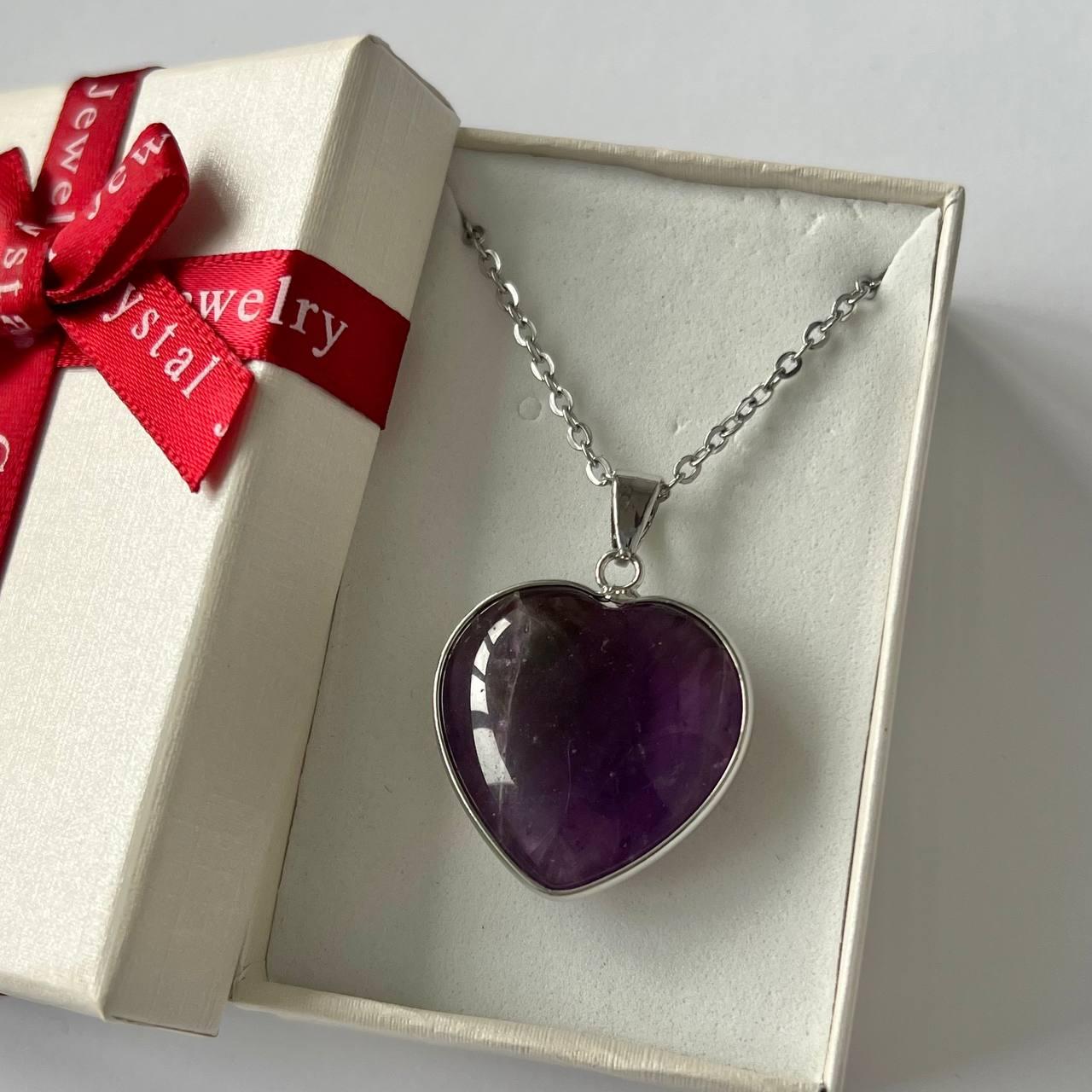 Кулон у формі серця з натуральним каменем аметист в оправі на ювелірному ланцюжку 25 мм (2090633376)