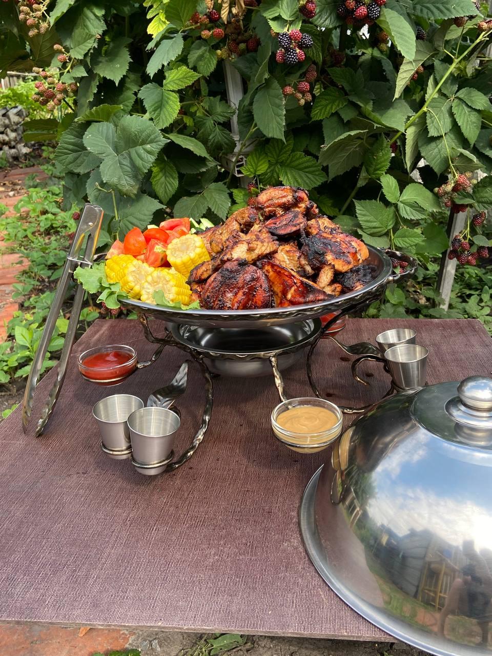 Садж для підігріву шашлика з соусницями і стопками 36 см та щипці - фото 8