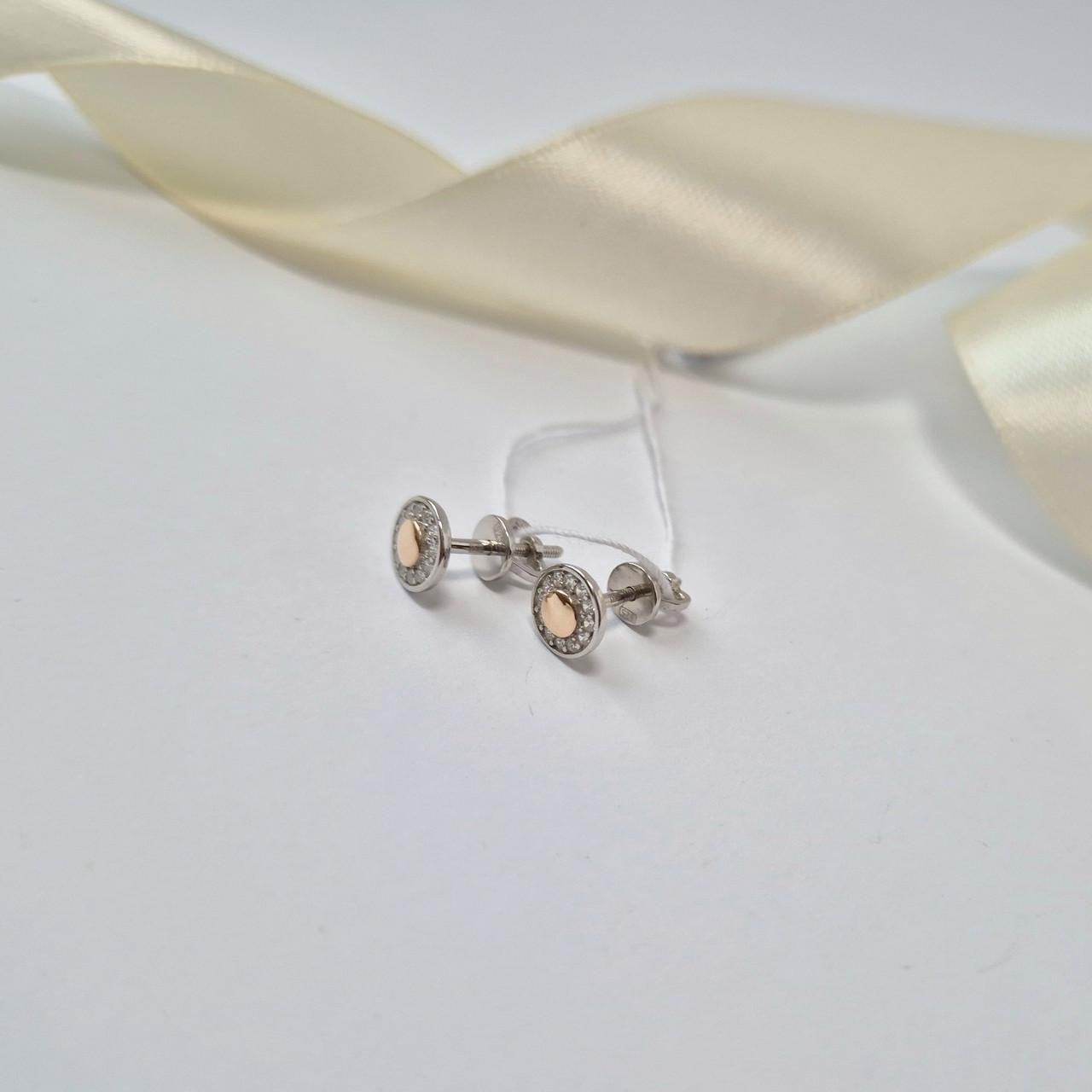 Серьги гвоздики на закрутках монетка в белых камнях с золотой пластиной серебро 925 пробы 1,37 г (1603с)