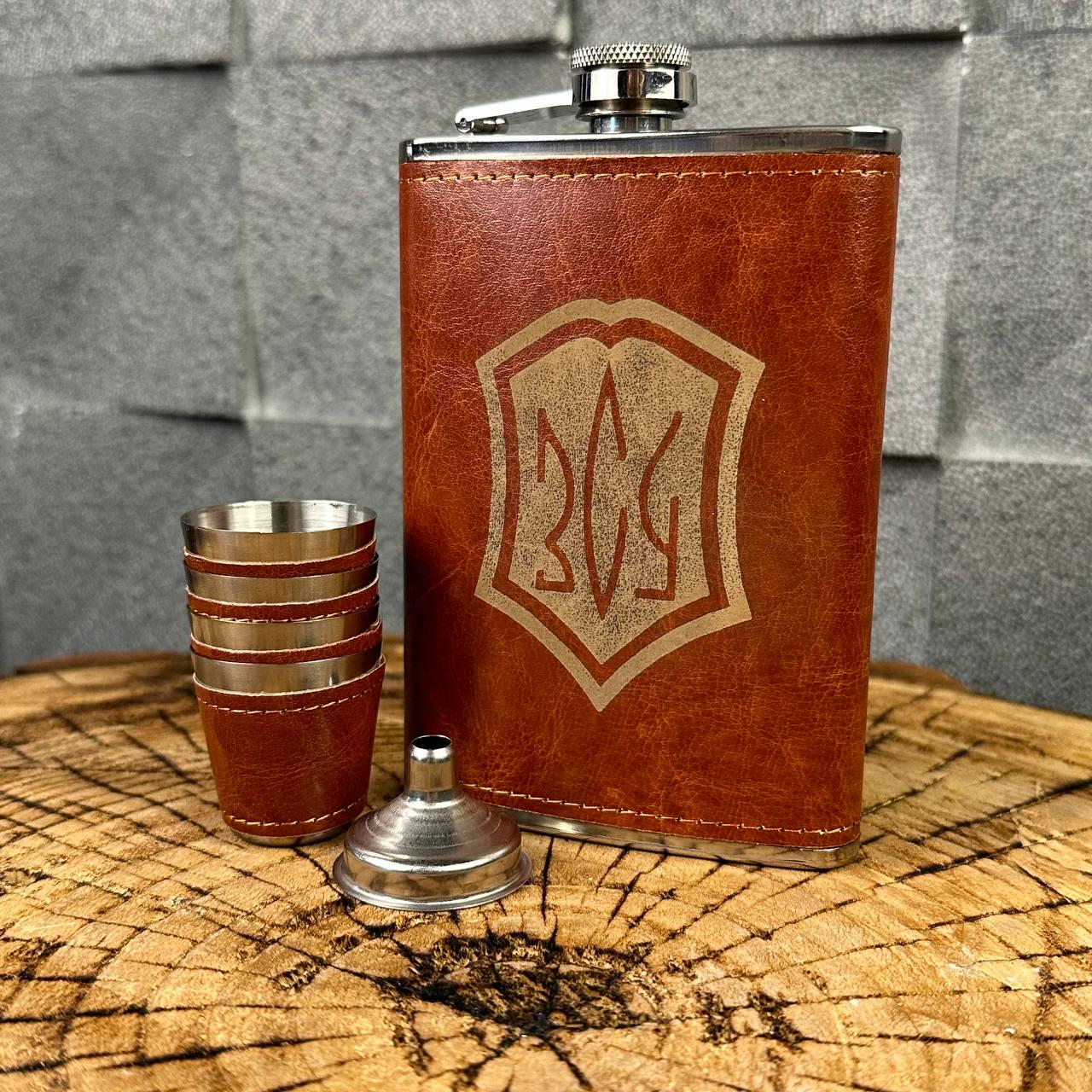 Набір фляга для алкоголю і 4 чарки в подарунковій коробці з гравіюванням ЗСУ (61044K3) - фото 4 Набір фляга для алкоголю і 4 чарки в подарунковій коробці з гравіюванням ЗСУ (61044K3) - фото 4