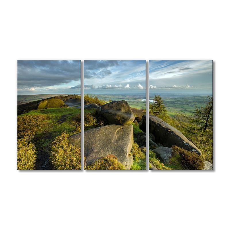 Картина модульная Вершина горы лежат огромные камни, внизу простирается долина 3 модуля 90x135 см