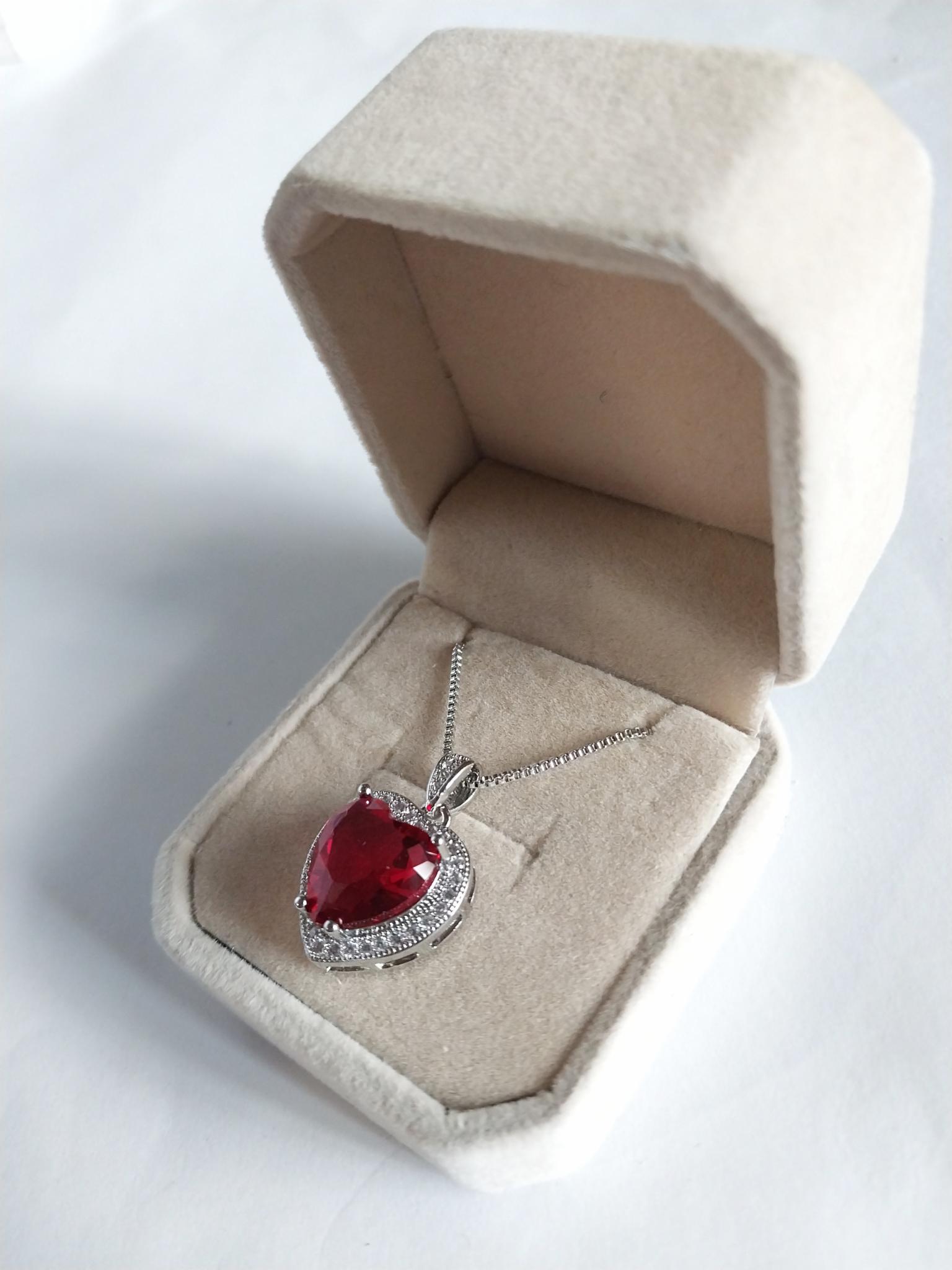 Кулон с вставками циркония Рубиновое сердце в серебре Символ нежной любви на цепочке венецианского стиля в бархатном футляре (16025)