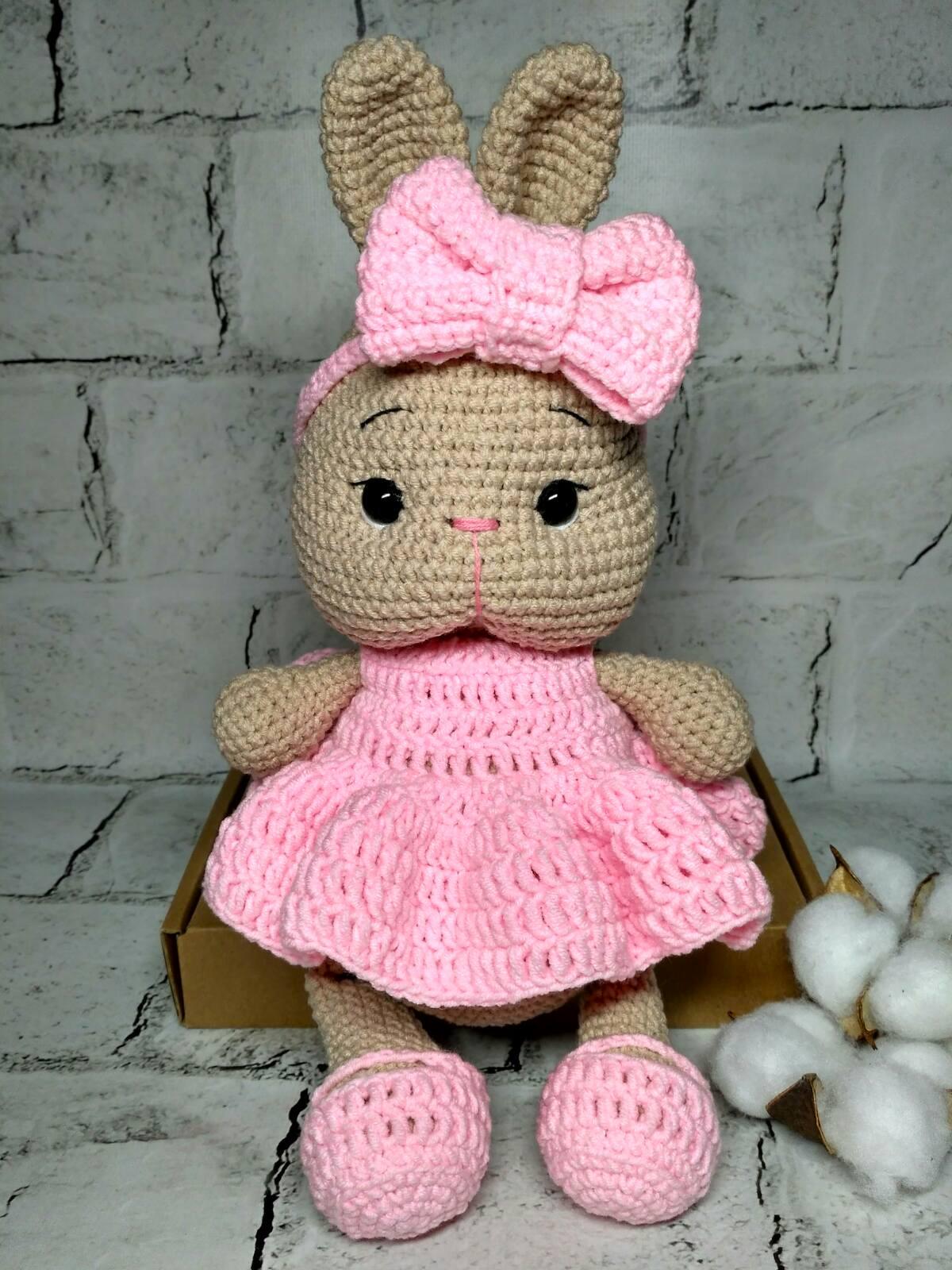 М'яка іграшка ручної роботи в'язана амігурумі Hand Made Зайчик в сукні 30 см (202-95)
