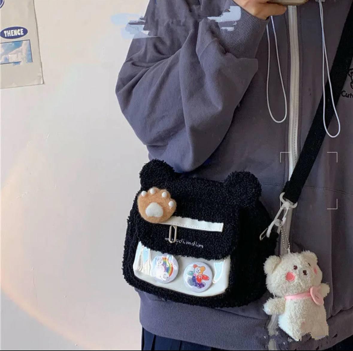 Сумка-барсетка с лапкой игрушкой с карманами и брелоками в корейском стиле Черный (2602963997) - фото 3 Сумка-барсетка с лапкой игрушкой с карманами и брелоками в корейском стиле Черный (2602963997) - фото 3