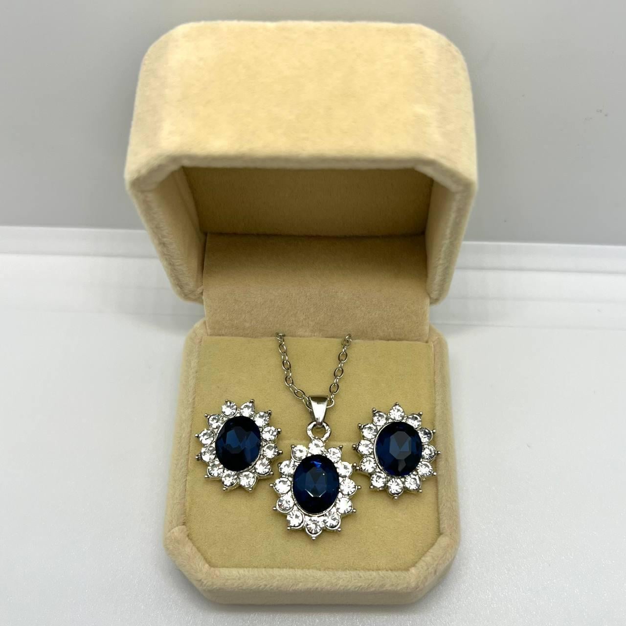 Набор украшений серьги и колье Сапфир в серебристой оправе с синими цирконами в подарочной коробочке(16214) Набор украшений серьги и колье Сапфир в серебристой оправе с синими цирконами в подарочной коробочке(16214)