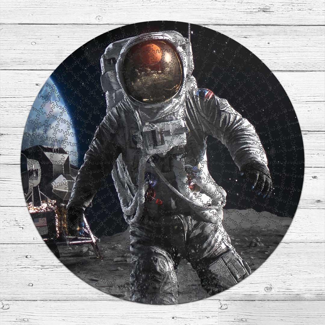 Деревянный пазл Космонавт 30х30 см в подарочной деревянной коробке (ww-PZL20007-S-box)