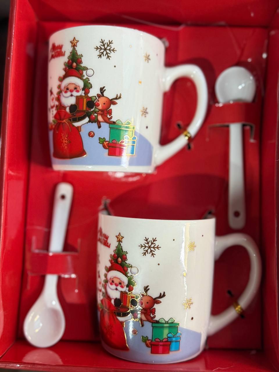 Набір чашок новорічних HOME SD4 керамічні з ложками в подарунковій коробці 2 шт. 200 мл (SD4) - фото 1 Набір чашок новорічних HOME SD4 керамічні з ложками в подарунковій коробці 2 шт. 200 мл (SD4) - фото 1